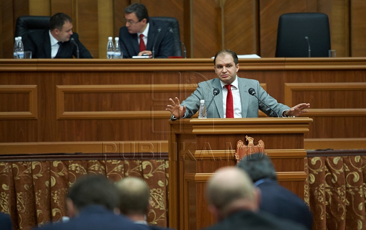 Ziua cravatelor roşii în Parlament. Mai mulţi demnitari au purtat accesorii asemănătoare la şedinţa Legislativului (FOTO)