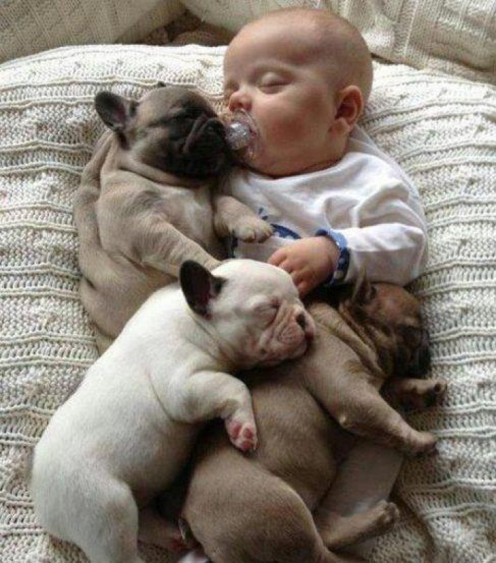 Cele mai haioase poziţii în care dorm bebeluşii GALERIE FOTO