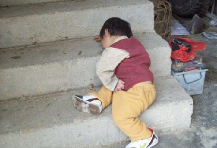 Cele mai haioase poziţii în care dorm bebeluşii GALERIE FOTO