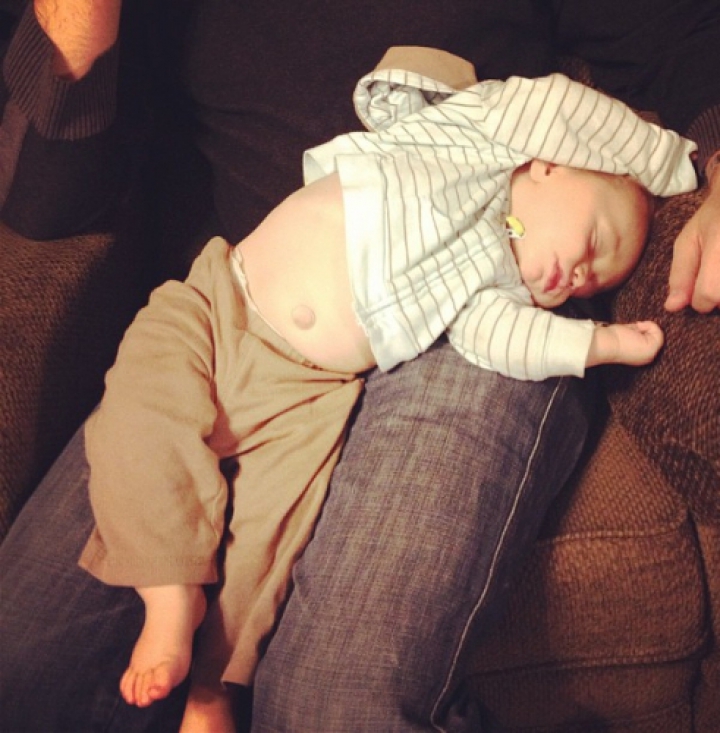 Cele mai haioase poziţii în care dorm bebeluşii GALERIE FOTO