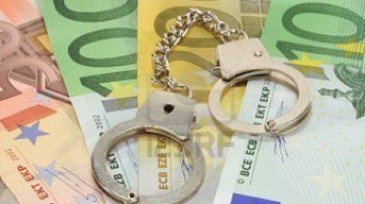 Executor judecătoresc, REŢINUT pentru că ar fi extorcat de la un avocat 800 de euro