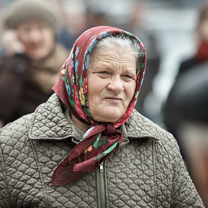 60 de portrete emoţionante, realizate pe străzile Chişinăului. CE SPUN PRIVIRILE ACESTOR OAMENI!? 