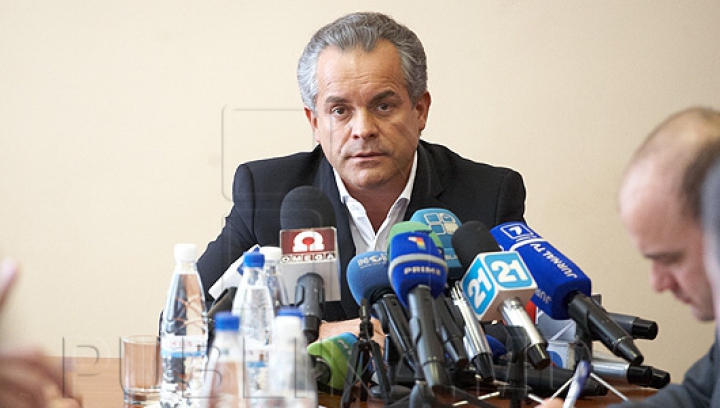 Prim-vicepreședintele PDM, Vlad Plahotniuc, iese în faţa jurnaliştilor