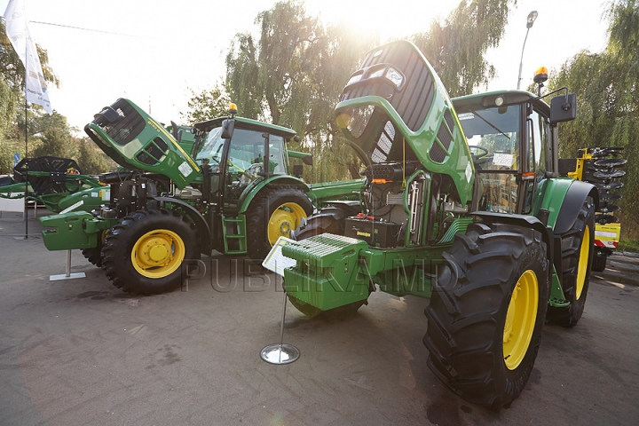 Tractoare Lamborghini, automobile de lux şi animale exotice. Centrul Moldexpo a fost lăsat pe mâna fermierilor (FOTO/VIDEO)