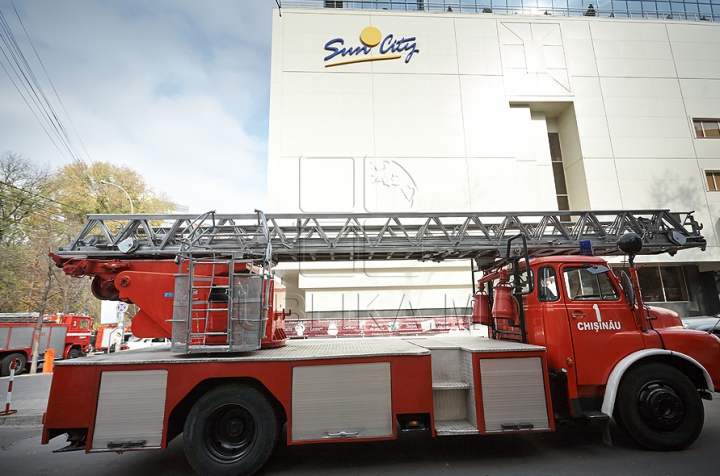 Arde centrul comercial "Sun City". Incendiul a făcut două victime. FOTO