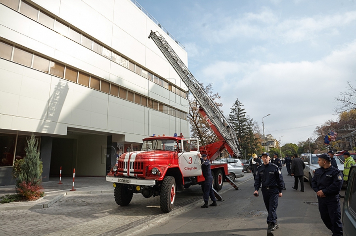 Arde centrul comercial "Sun City". Incendiul a făcut două victime. FOTO