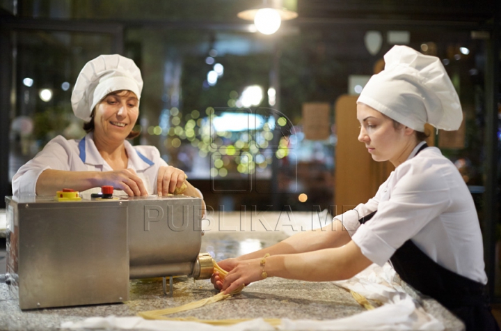 Moldovenii au pregătit cea mai lungă macaroană (GALERIE FOTO)