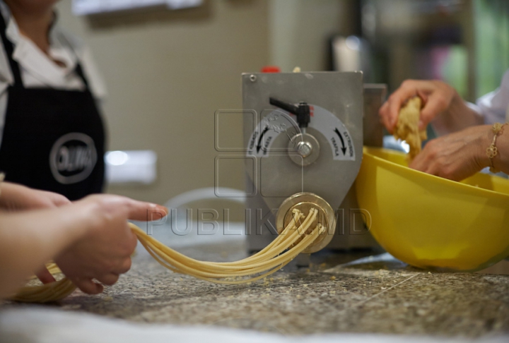 Moldovenii au pregătit cea mai lungă macaroană (GALERIE FOTO)