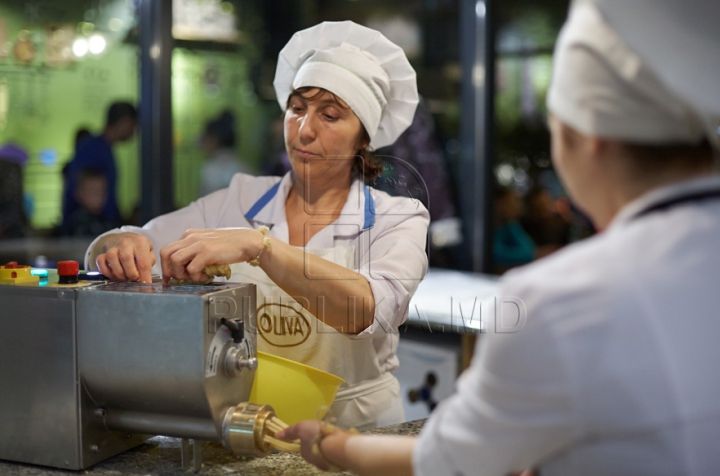 Moldovenii au pregătit cea mai lungă macaroană (GALERIE FOTO)