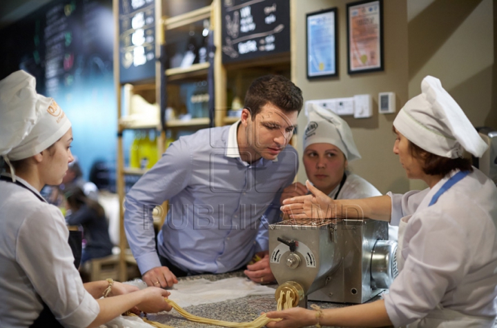 Moldovenii au pregătit cea mai lungă macaroană (GALERIE FOTO)