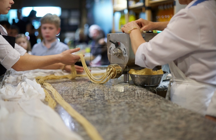 Moldovenii au pregătit cea mai lungă macaroană (GALERIE FOTO)