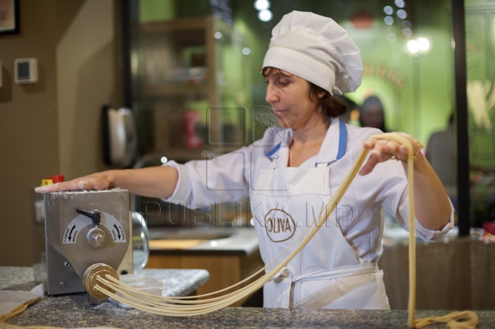 Moldovenii au pregătit cea mai lungă macaroană (GALERIE FOTO)