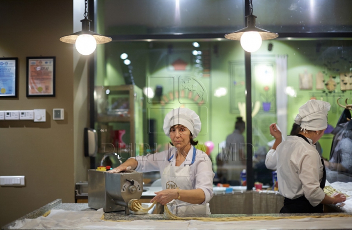 Moldovenii au pregătit cea mai lungă macaroană (GALERIE FOTO)