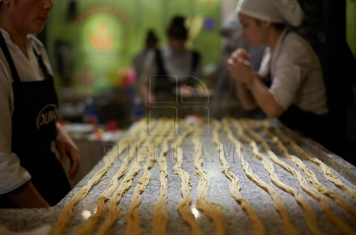 Moldovenii au pregătit cea mai lungă macaroană (GALERIE FOTO)