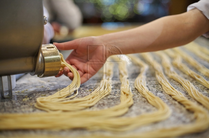 Moldovenii au pregătit cea mai lungă macaroană (GALERIE FOTO)