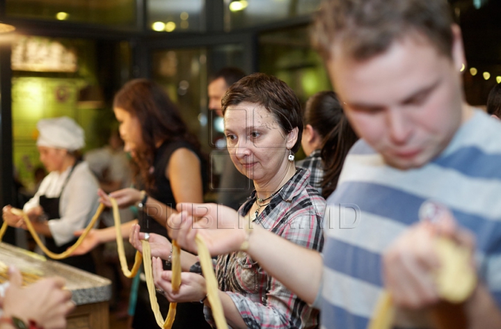 Moldovenii au pregătit cea mai lungă macaroană (GALERIE FOTO)