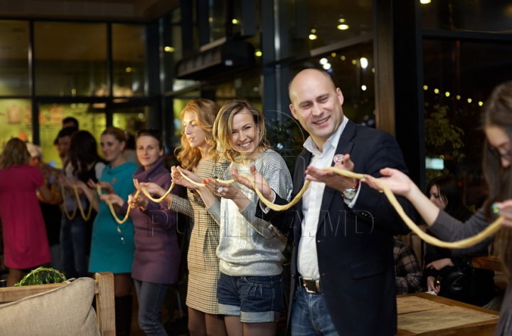 Moldovenii au pregătit cea mai lungă macaroană (GALERIE FOTO)