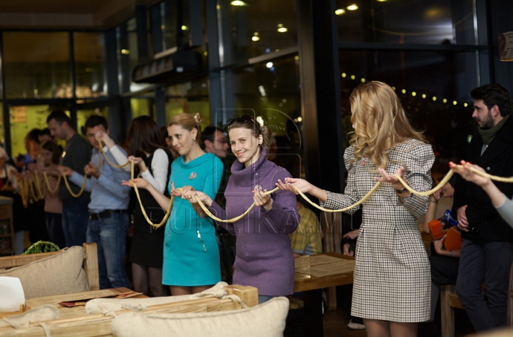 Moldovenii au pregătit cea mai lungă macaroană (GALERIE FOTO)