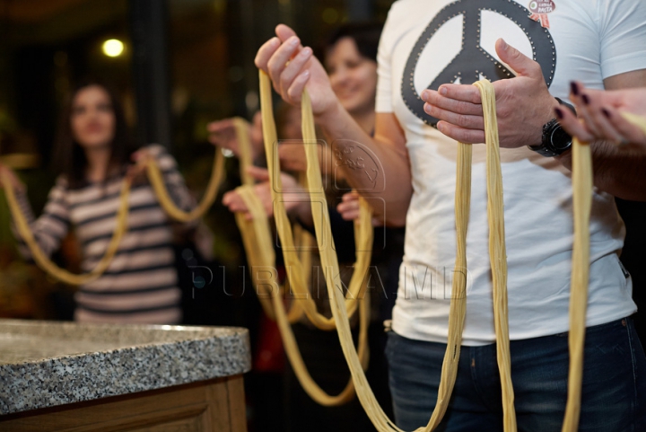 Moldovenii au pregătit cea mai lungă macaroană (GALERIE FOTO)