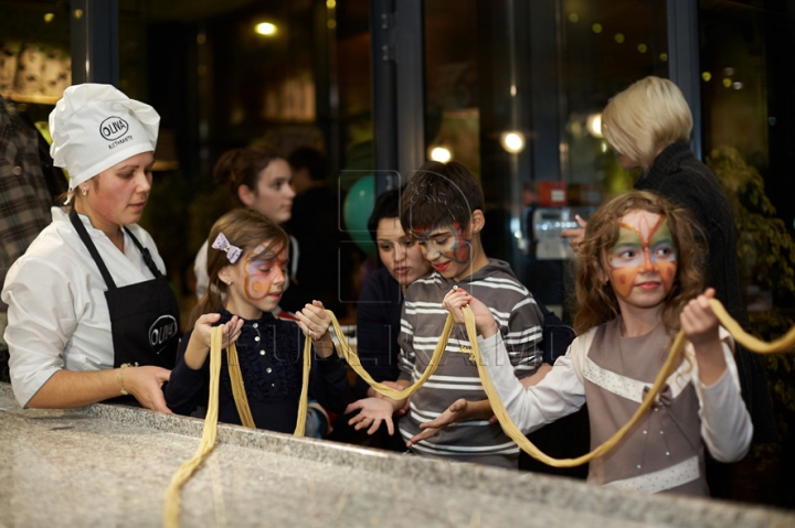 Moldovenii au pregătit cea mai lungă macaroană (GALERIE FOTO)