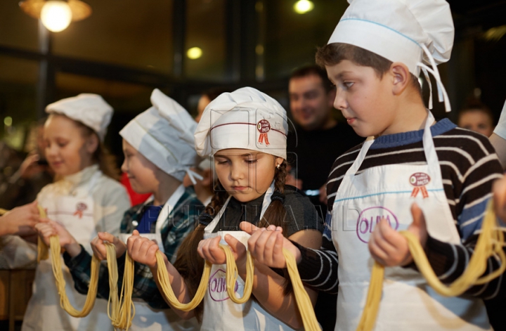 Moldovenii au pregătit cea mai lungă macaroană (GALERIE FOTO)