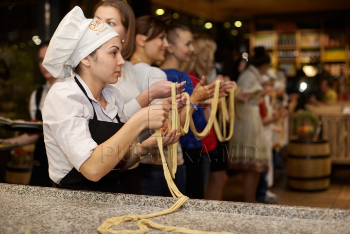 Moldovenii au pregătit cea mai lungă macaroană (GALERIE FOTO)