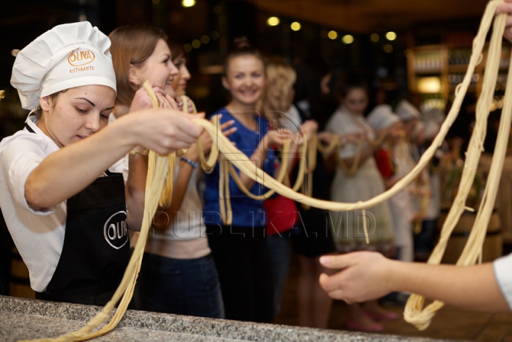 Moldovenii au pregătit cea mai lungă macaroană (GALERIE FOTO)