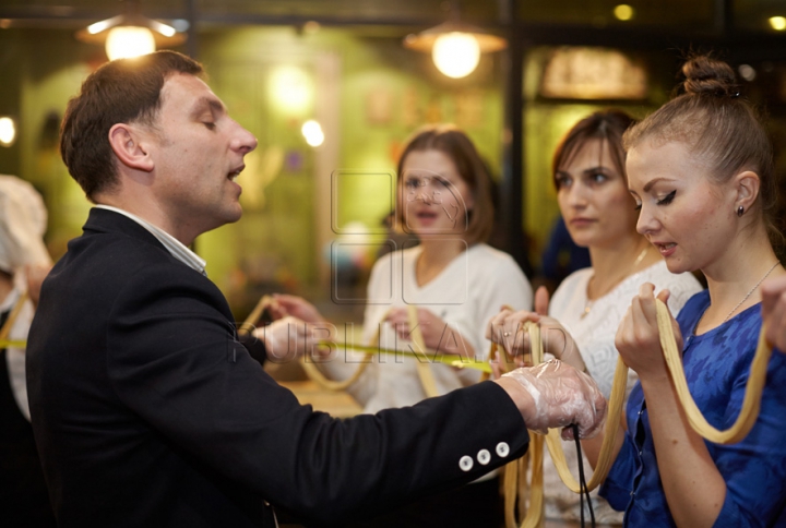 Moldovenii au pregătit cea mai lungă macaroană (GALERIE FOTO)