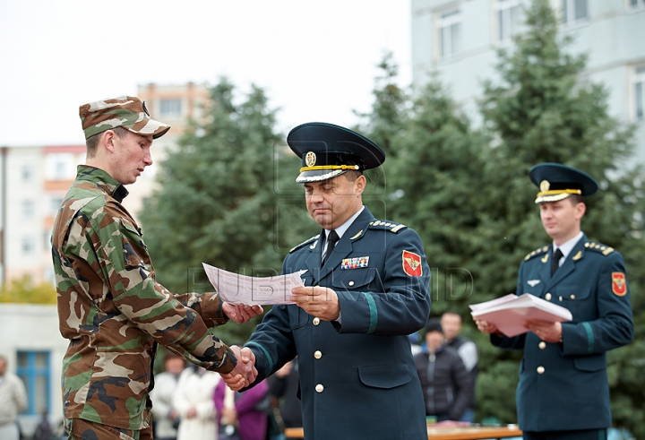 După un an de cătănie, mulţi dintre cei mai buni soldaţi în termen nu-şi văd viitorul în Armată GALERIE FOTO