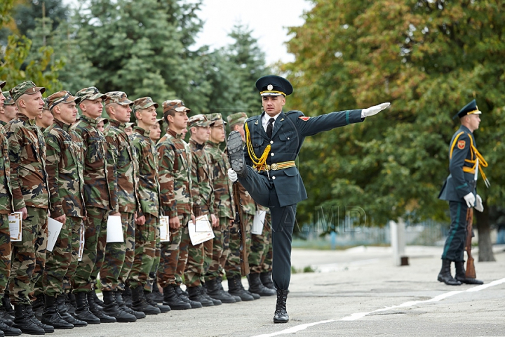 După un an de cătănie, mulţi dintre cei mai buni soldaţi în termen nu-şi văd viitorul în Armată GALERIE FOTO