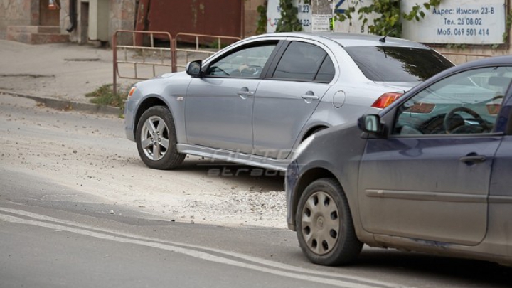 DEZASTRU în centrul capitalei: Pe strada Ismail au apărut CAPCANE din cauza cărora au loc accidente rutiere (FOTO)