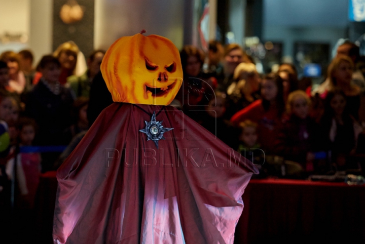 Vârcolaci, zombi, vrăjitoare şi mirese. Cum au sărbătorit Halloween-ul mai mulţi tineri din Chişinău FOTO