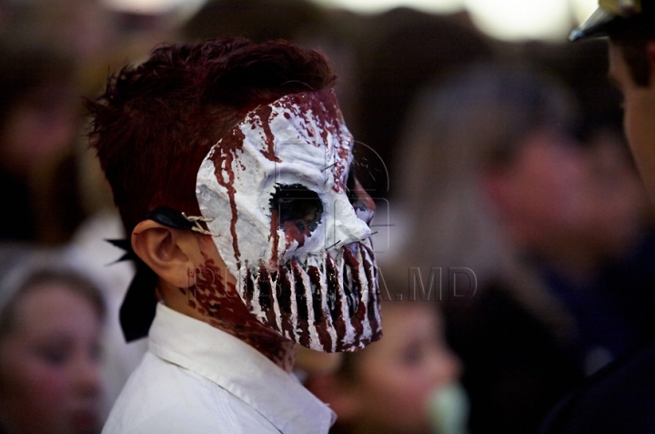 Vârcolaci, zombi, vrăjitoare şi mirese. Cum au sărbătorit Halloween-ul mai mulţi tineri din Chişinău FOTO