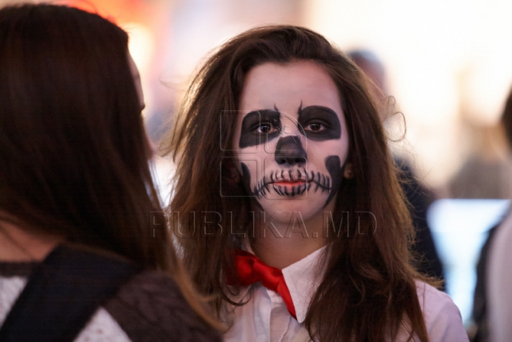 Vârcolaci, zombi, vrăjitoare şi mirese. Cum au sărbătorit Halloween-ul mai mulţi tineri din Chişinău FOTO