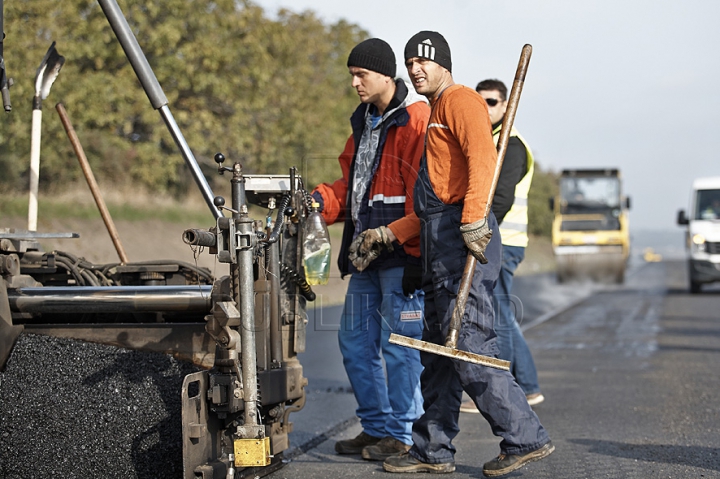 Reparaţii cu ghinion. Pe traseul Chişinău-Sărătenii Vechi, care urma să fie reabilitat în 2012, încă mai decurg lucrări (FOTO/VIDEO)