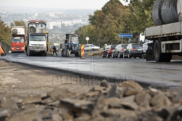 Reparaţii cu ghinion. Pe traseul Chişinău-Sărătenii Vechi, care urma să fie reabilitat în 2012, încă mai decurg lucrări (FOTO/VIDEO)