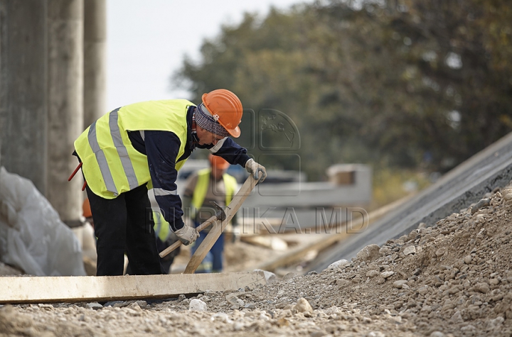 Reparaţii cu ghinion. Pe traseul Chişinău-Sărătenii Vechi, care urma să fie reabilitat în 2012, încă mai decurg lucrări (FOTO/VIDEO)