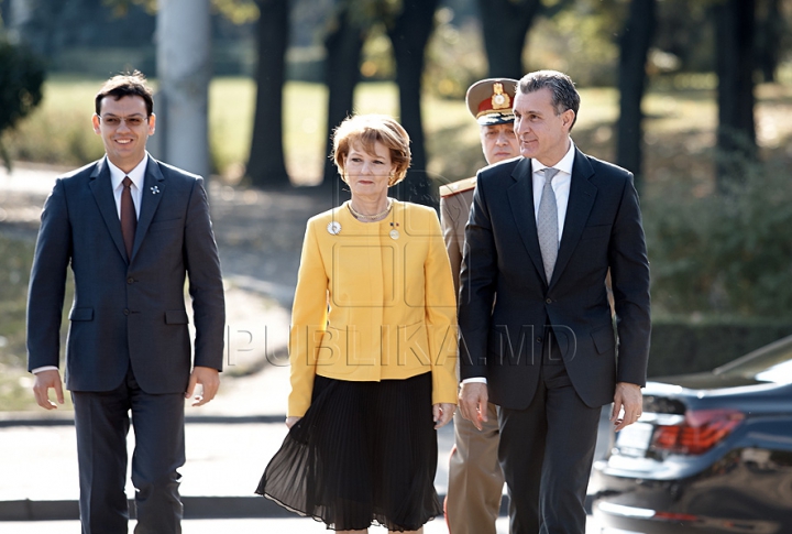 Monumentul lui Ştefan cel Mare, blocat de simpatizanţi comunişti. Principesa Margareta şi principele Radu nu au putut să depună flori FOTO, VIDEO