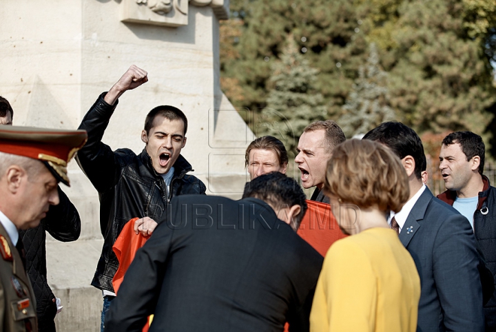 Monumentul lui Ştefan cel Mare, blocat de simpatizanţi comunişti. Principesa Margareta şi principele Radu nu au putut să depună flori FOTO, VIDEO