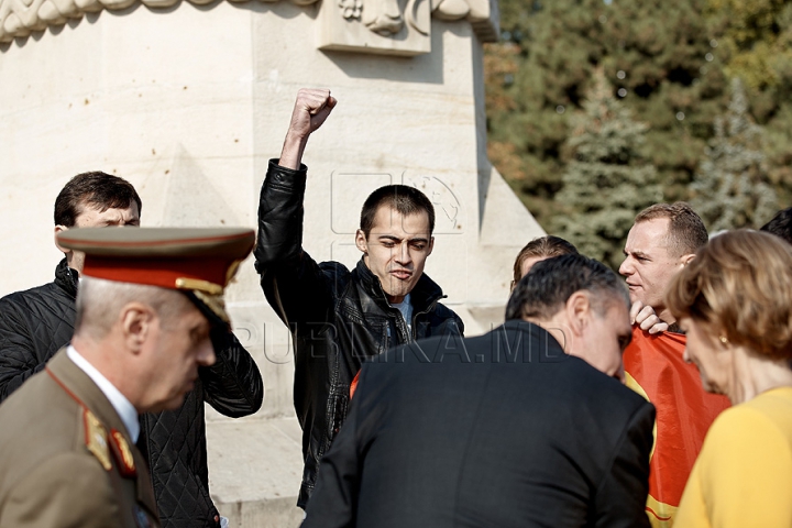 Monumentul lui Ştefan cel Mare, blocat de simpatizanţi comunişti. Principesa Margareta şi principele Radu nu au putut să depună flori FOTO, VIDEO