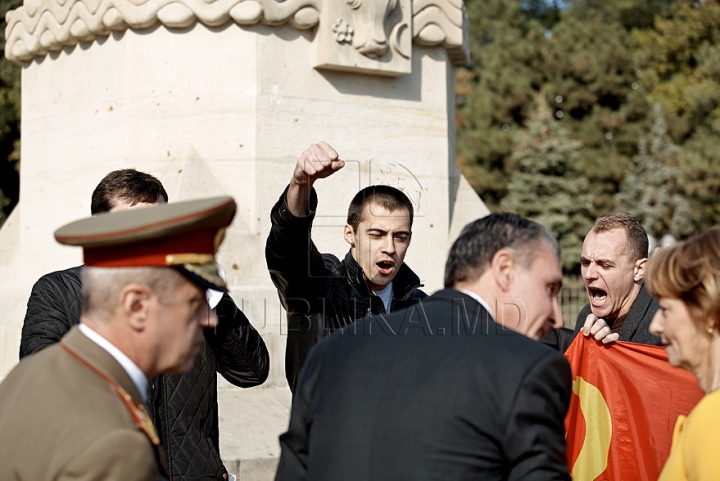 Monumentul lui Ştefan cel Mare, blocat de simpatizanţi comunişti. Principesa Margareta şi principele Radu nu au putut să depună flori FOTO, VIDEO