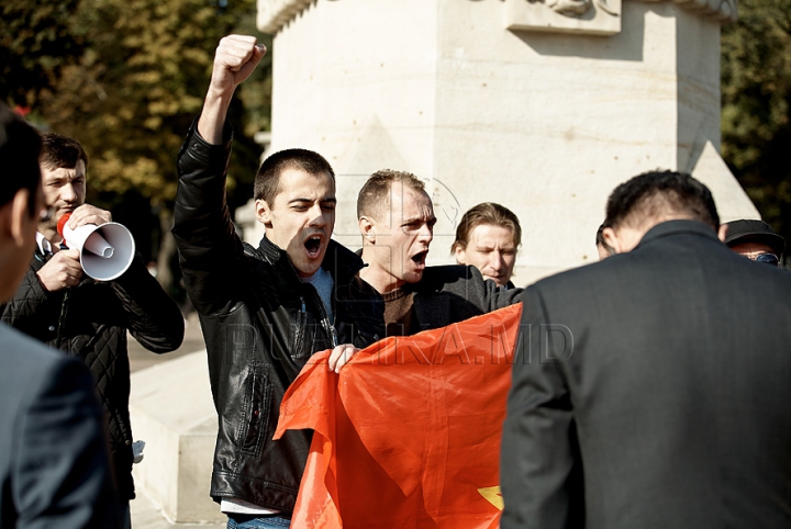 Monumentul lui Ştefan cel Mare, blocat de simpatizanţi comunişti. Principesa Margareta şi principele Radu nu au putut să depună flori FOTO, VIDEO