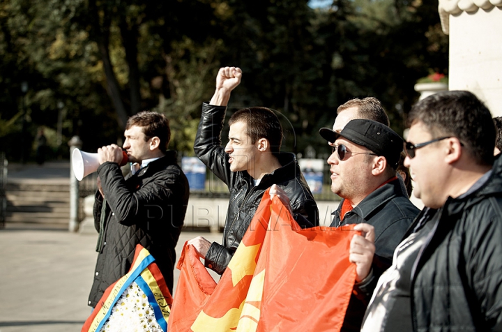 Monumentul lui Ştefan cel Mare, blocat de simpatizanţi comunişti. Principesa Margareta şi principele Radu nu au putut să depună flori FOTO, VIDEO