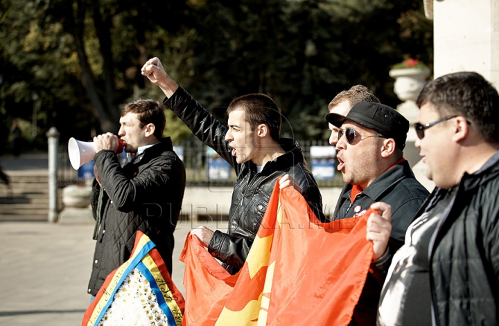 Monumentul lui Ştefan cel Mare, blocat de simpatizanţi comunişti. Principesa Margareta şi principele Radu nu au putut să depună flori FOTO, VIDEO