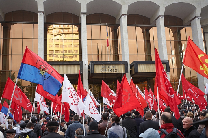 (VIDEO/FOTO) Comuniştii continuă protestele în faţa Palatului Republicii. "Moldova este condamnată de Bruxelles"