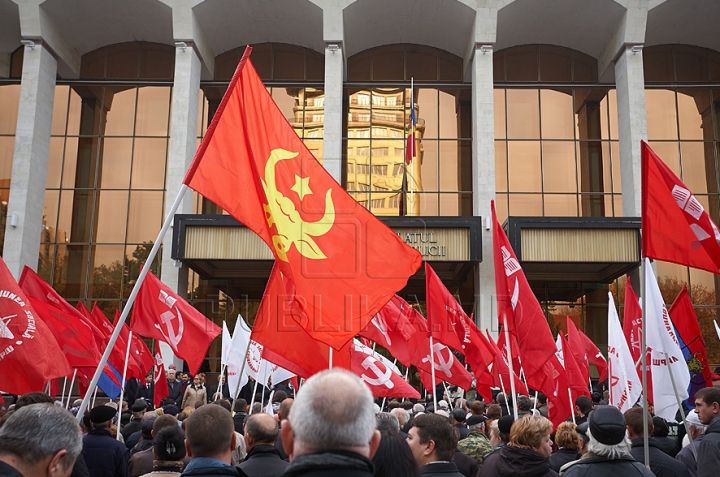 (VIDEO/FOTO) Comuniştii continuă protestele în faţa Palatului Republicii. "Moldova este condamnată de Bruxelles"