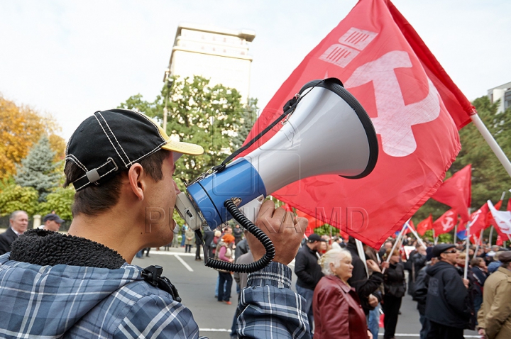 (VIDEO/FOTO) Comuniştii continuă protestele în faţa Palatului Republicii. "Moldova este condamnată de Bruxelles"