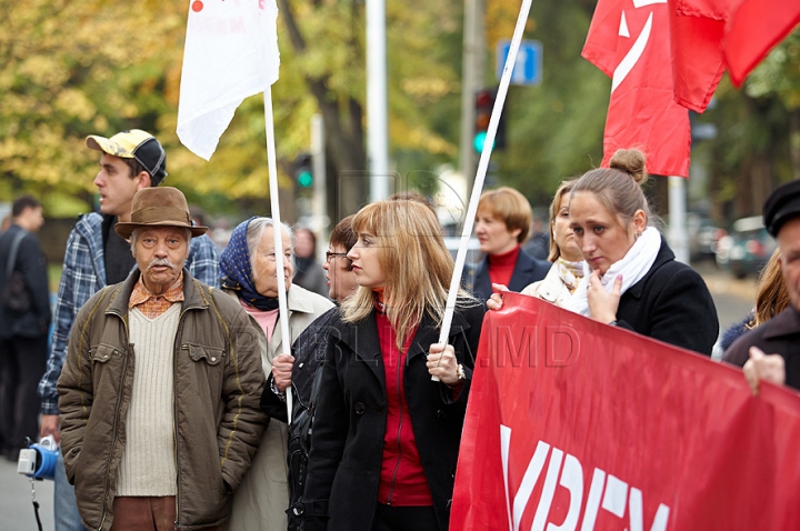 (VIDEO/FOTO) Comuniştii continuă protestele în faţa Palatului Republicii. "Moldova este condamnată de Bruxelles"