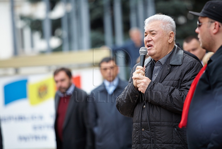 (VIDEO/FOTO) Comuniştii continuă protestele în faţa Palatului Republicii. "Moldova este condamnată de Bruxelles"