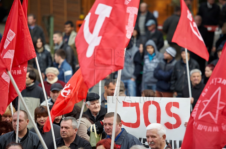 (VIDEO/FOTO) Comuniştii continuă protestele în faţa Palatului Republicii. "Moldova este condamnată de Bruxelles"
